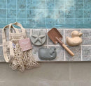 Hevea Sandförmchen-Set mit Schaufel im Tragenetz-3