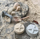 Hevea Sandförmchen-Set mit Schaufel im Tragenetz-4