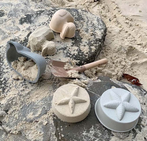 Hevea Sandförmchen-Set mit Schaufel im Tragenetz