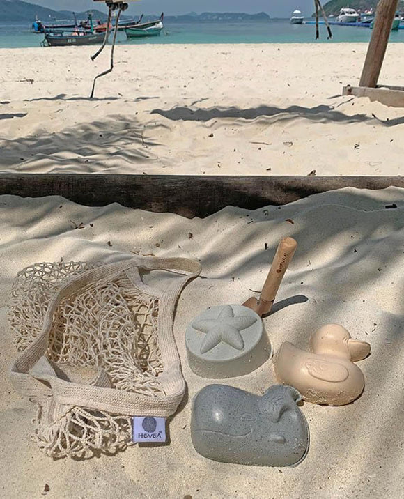 Hevea Sandförmchen-Set mit Schaufel im Tragenetz